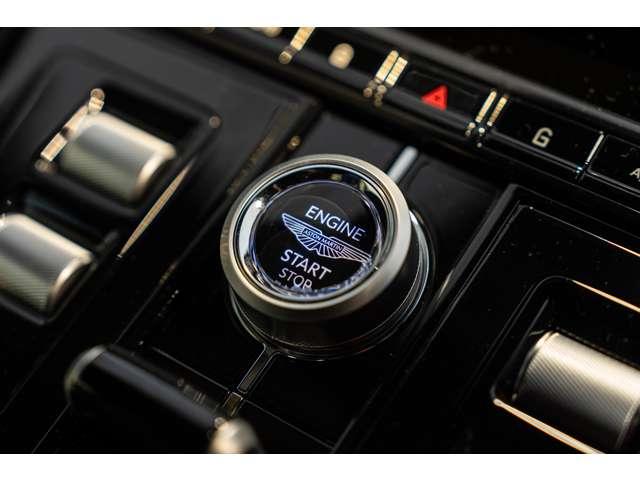 ＤＢ１２ ウルトラマリンブラック　認定中古車　右ハンドル　フロアＭＴモード付８ＡＴ　全周囲カメラ　障害物センサー　ＥＴＣ　ミュージックプレイヤー接続可　過給器設定モデル　本革シート　電動シート　シートヒーター　シートエアコン（28枚目）