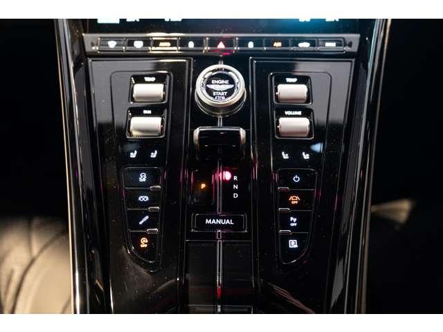 ＤＢ１２ ウルトラマリンブラック　認定中古車　右ハンドル　フロアＭＴモード付８ＡＴ　全周囲カメラ　障害物センサー　ＥＴＣ　ミュージックプレイヤー接続可　過給器設定モデル　本革シート　電動シート　シートヒーター　シートエアコン（30枚目）
