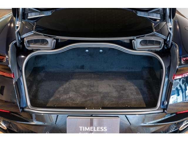 ＤＢ１２ ウルトラマリンブラック　認定中古車　右ハンドル　フロアＭＴモード付８ＡＴ　全周囲カメラ　障害物センサー　ＥＴＣ　ミュージックプレイヤー接続可　過給器設定モデル　本革シート　電動シート　シートヒーター　シートエアコン（34枚目）