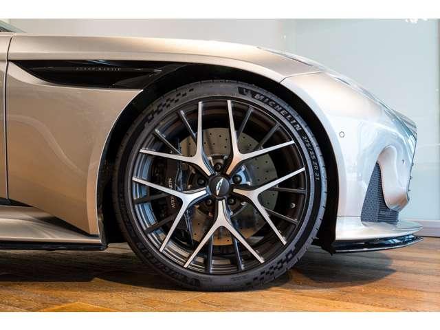 ＤＢ１２ ４．０　アルミナイトシルバー　認定中古車　全周囲カメラ　オートマチックハイビーム　障害物センサー　ナビ　フルセグ　ドライブレコーダー　ＥＴＣ　電動シート　本革シート　シートヒーター　シートエアコン　アダプティブクルーズコントロール（10枚目）