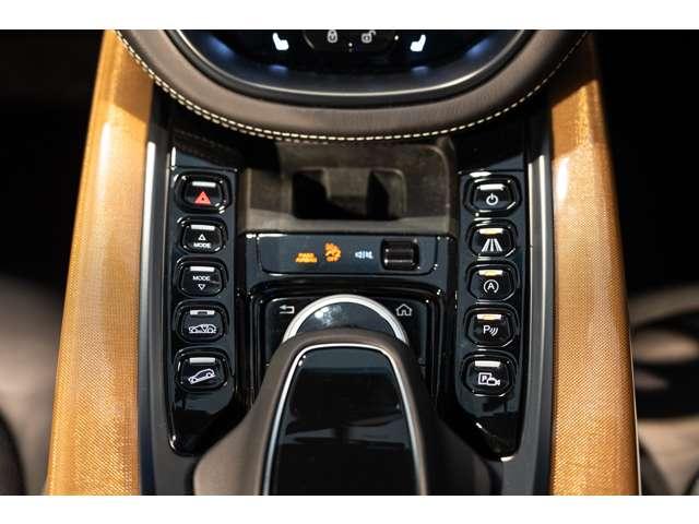 ＤＢＸ ４．０　４ＷＤ　ミノタウルスグリーン　認定中古車　全周囲カメラ　オートマチックハイビーム　アダプティブクルーズコントロール　パーキングアシスト　エアサスペンション　ドライブレコーダー　ＥＴＣ　ナビ　フルセグ　ミュージックプレイヤー接続可（16枚目）