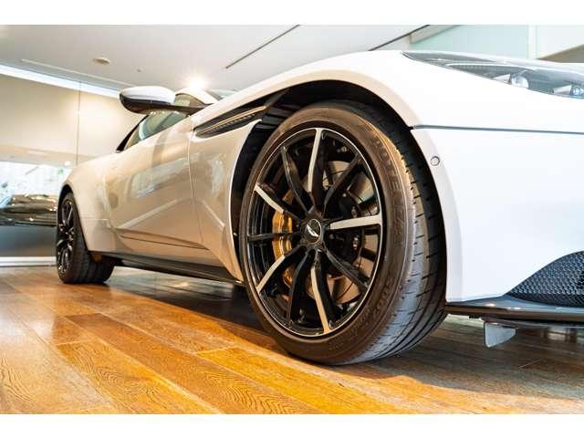 ＤＢ１１ Ｖ８　ホワイトストーン　認定中古車　コラムＭＴモード付８ＡＴ　全周囲カメラ　障害物センサー　ナビ　フルセグ　ミュージックプレイヤー接続可　本革シート　電動シート　シートヒーター　シートエアコン（8枚目）