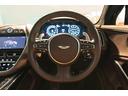 流行のSUVにアストンマーティンの色を乗せたモデルでございます。ひとたび乗っていただければ愛着湧くパフォーマンスをご体感ください。