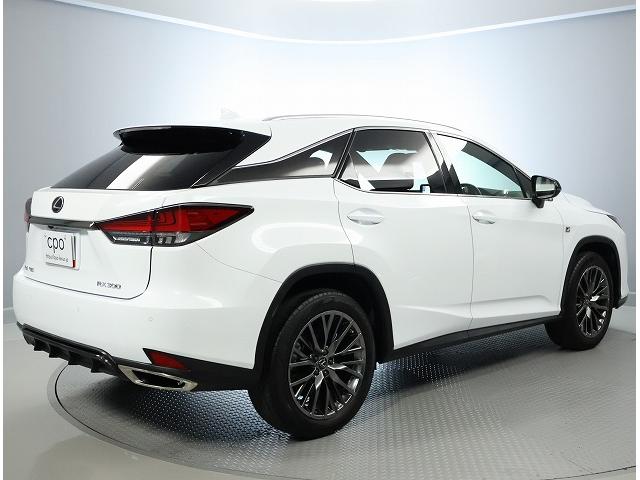 ＲＸ ＲＸ３００　Ｆスポーツ　認定中古車ＣＰＯ　ルーフレール　三眼ＬＥＤヘッドランプ　パノラミックビューモニター　パノラマルーフ　フロアマット　ナンバーフレーム（2枚目）