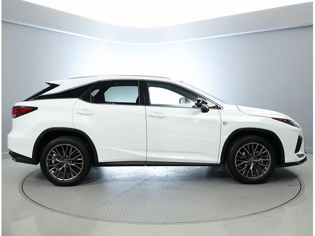 ＲＸ ＲＸ３００　Ｆスポーツ　認定中古車ＣＰＯ　ルーフレール　三眼ＬＥＤヘッドランプ　パノラミックビューモニター　パノラマルーフ　フロアマット　ナンバーフレーム（4枚目）