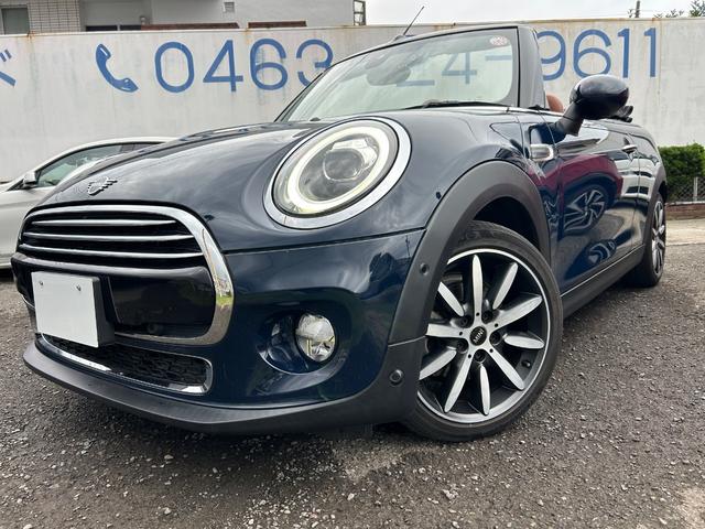 ＭＩＮＩ クーパー　コンバーチブル　デザイン＆ファンクションパッケージ（ＺＢＳ）　ペッパーパッケージ　カメラ・パーキングアシストパッケージ装着　モルトブラウンレザーインテリア／１７インチアロイホイール　コンフォートアクセス純正ナビＡＣＣ（2枚目）