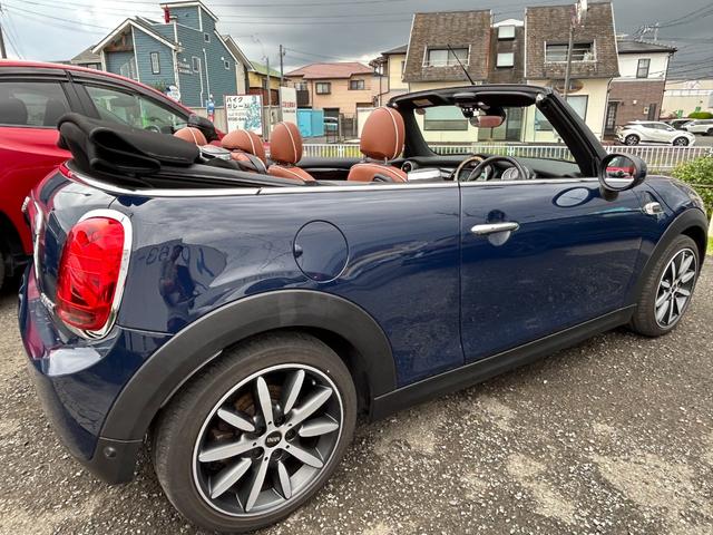 ＭＩＮＩ クーパー　コンバーチブル　デザイン＆ファンクションパッケージ（ＺＢＳ）　ペッパーパッケージ　カメラ・パーキングアシストパッケージ装着　モルトブラウンレザーインテリア／１７インチアロイホイール　コンフォートアクセス純正ナビＡＣＣ（3枚目）