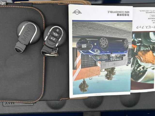 ＭＩＮＩ クーパー　コンバーチブル　デザイン＆ファンクションパッケージ（ＺＢＳ）　ペッパーパッケージ　カメラ・パーキングアシストパッケージ装着　モルトブラウンレザーインテリア／１７インチアロイホイール　コンフォートアクセス純正ナビＡＣＣ（4枚目）