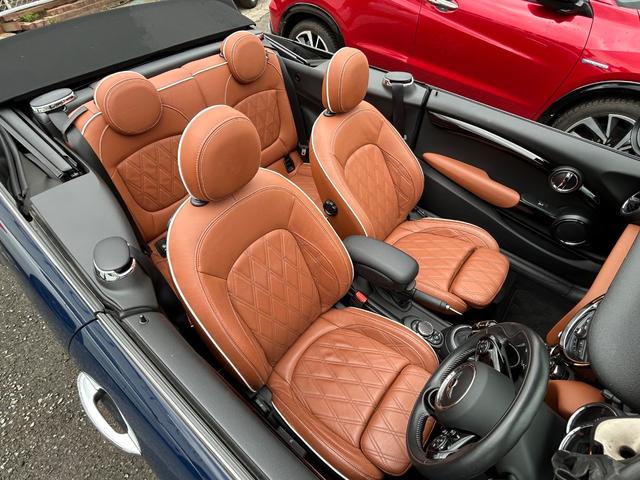 ＭＩＮＩ クーパー　コンバーチブル　デザイン＆ファンクションパッケージ（ＺＢＳ）　ペッパーパッケージ　カメラ・パーキングアシストパッケージ装着　モルトブラウンレザーインテリア／１７インチアロイホイール　コンフォートアクセス純正ナビＡＣＣ（5枚目）