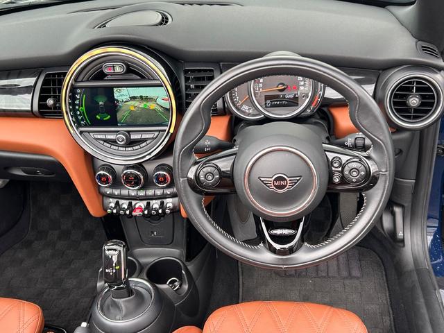 ＭＩＮＩ クーパー　コンバーチブル　デザイン＆ファンクションパッケージ（ＺＢＳ）　ペッパーパッケージ　カメラ・パーキングアシストパッケージ装着　モルトブラウンレザーインテリア／１７インチアロイホイール　コンフォートアクセス純正ナビＡＣＣ（6枚目）
