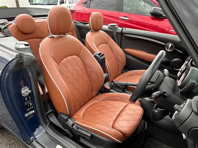 ＭＩＮＩ クーパー　コンバーチブル　デザイン＆ファンクションパッケージ（ＺＢＳ）　ペッパーパッケージ　カメラ・パーキングアシストパッケージ装着　モルトブラウンレザーインテリア／１７インチアロイホイール　コンフォートアクセス純正ナビＡＣＣ（7枚目）