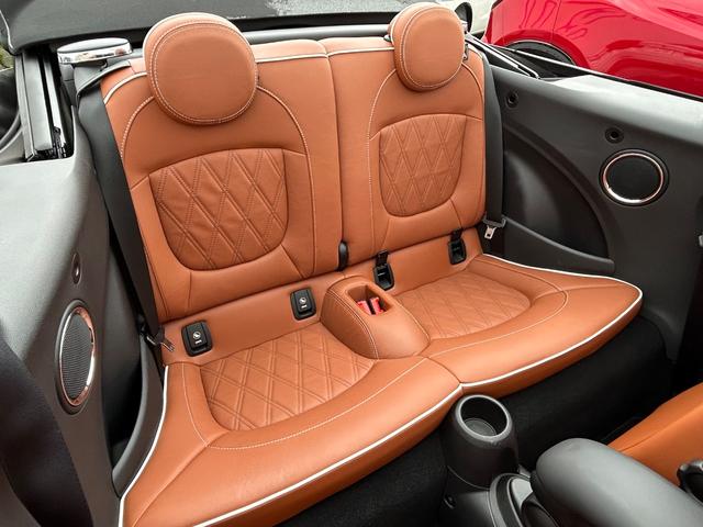 ＭＩＮＩ クーパー　コンバーチブル　デザイン＆ファンクションパッケージ（ＺＢＳ）　ペッパーパッケージ　カメラ・パーキングアシストパッケージ装着　モルトブラウンレザーインテリア／１７インチアロイホイール　コンフォートアクセス純正ナビＡＣＣ（8枚目）