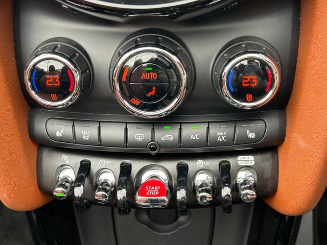 ＭＩＮＩ クーパー　コンバーチブル　デザイン＆ファンクションパッケージ（ＺＢＳ）　ペッパーパッケージ　カメラ・パーキングアシストパッケージ装着　モルトブラウンレザーインテリア／１７インチアロイホイール　コンフォートアクセス純正ナビＡＣＣ（14枚目）