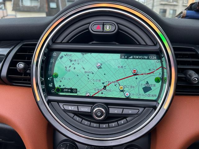 ＭＩＮＩ クーパー　コンバーチブル　デザイン＆ファンクションパッケージ（ＺＢＳ）　ペッパーパッケージ　カメラ・パーキングアシストパッケージ装着　モルトブラウンレザーインテリア／１７インチアロイホイール　コンフォートアクセス純正ナビＡＣＣ（16枚目）