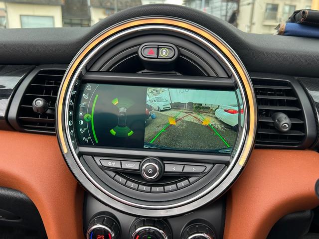 ＭＩＮＩ クーパー　コンバーチブル　デザイン＆ファンクションパッケージ（ＺＢＳ）　ペッパーパッケージ　カメラ・パーキングアシストパッケージ装着　モルトブラウンレザーインテリア／１７インチアロイホイール　コンフォートアクセス純正ナビＡＣＣ（17枚目）