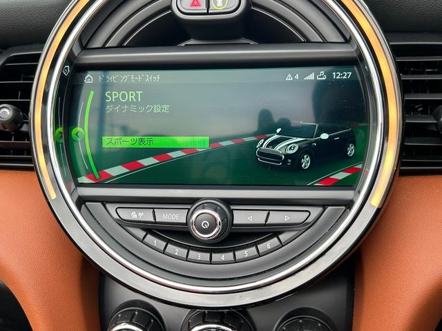 ＭＩＮＩ クーパー　コンバーチブル　デザイン＆ファンクションパッケージ（ＺＢＳ）　ペッパーパッケージ　カメラ・パーキングアシストパッケージ装着　モルトブラウンレザーインテリア／１７インチアロイホイール　コンフォートアクセス純正ナビＡＣＣ（18枚目）