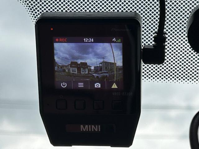 ＭＩＮＩ クーパー　コンバーチブル　デザイン＆ファンクションパッケージ（ＺＢＳ）　ペッパーパッケージ　カメラ・パーキングアシストパッケージ装着　モルトブラウンレザーインテリア／１７インチアロイホイール　コンフォートアクセス純正ナビＡＣＣ（20枚目）