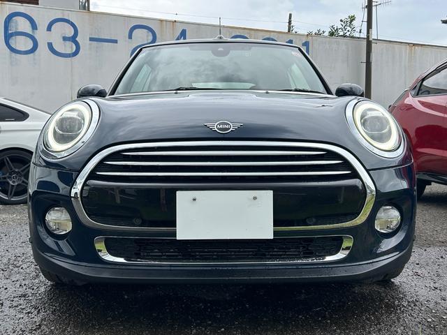 ＭＩＮＩ クーパー　コンバーチブル　デザイン＆ファンクションパッケージ（ＺＢＳ）　ペッパーパッケージ　カメラ・パーキングアシストパッケージ装着　モルトブラウンレザーインテリア／１７インチアロイホイール　コンフォートアクセス純正ナビＡＣＣ（22枚目）