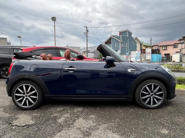 ＭＩＮＩ クーパー　コンバーチブル　デザイン＆ファンクションパッケージ（ＺＢＳ）　ペッパーパッケージ　カメラ・パーキングアシストパッケージ装着　モルトブラウンレザーインテリア／１７インチアロイホイール　コンフォートアクセス純正ナビＡＣＣ（24枚目）