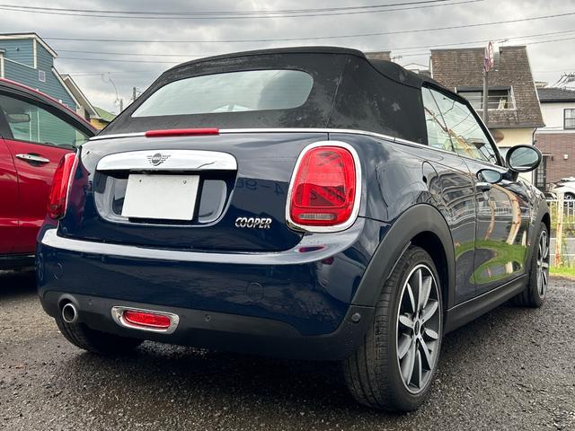 ＭＩＮＩ クーパー　コンバーチブル　デザイン＆ファンクションパッケージ（ＺＢＳ）　ペッパーパッケージ　カメラ・パーキングアシストパッケージ装着　モルトブラウンレザーインテリア／１７インチアロイホイール　コンフォートアクセス純正ナビＡＣＣ（25枚目）