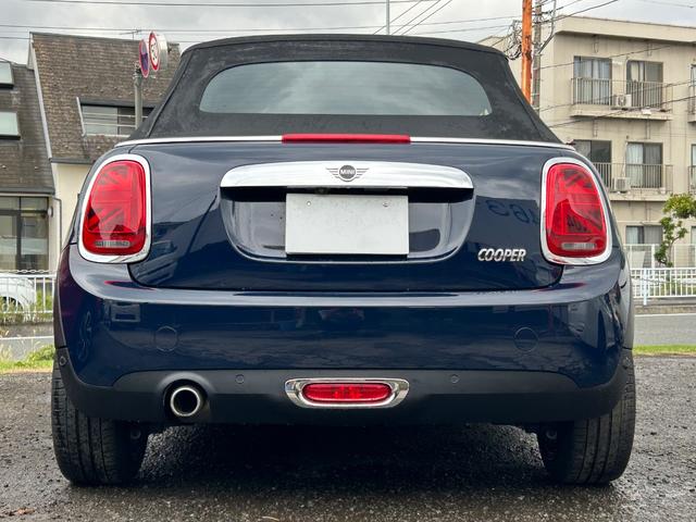 ＭＩＮＩ クーパー　コンバーチブル　デザイン＆ファンクションパッケージ（ＺＢＳ）　ペッパーパッケージ　カメラ・パーキングアシストパッケージ装着　モルトブラウンレザーインテリア／１７インチアロイホイール　コンフォートアクセス純正ナビＡＣＣ（26枚目）