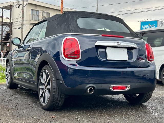 ＭＩＮＩ クーパー　コンバーチブル　デザイン＆ファンクションパッケージ（ＺＢＳ）　ペッパーパッケージ　カメラ・パーキングアシストパッケージ装着　モルトブラウンレザーインテリア／１７インチアロイホイール　コンフォートアクセス純正ナビＡＣＣ（27枚目）