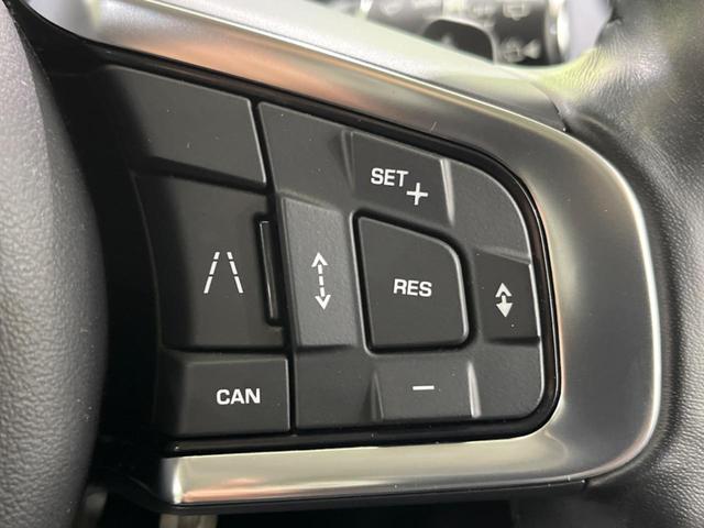 ◆アダプティブクルーズコントロール『高速道路を走行中あるいは渋滞した道路を走行中、前方の車両が速度を落としたり停止した場合に安全な車間距離を保ちます。前方の車両が速度を上げると自車も速度を上げます。』