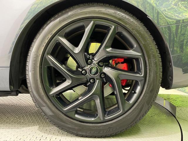 �������Q�Q�C���`�A���~�w�������������ă��f���ʂɃf�U�C������Ă��܂��B�������S����K�ɍ������ʂ𔭊�����u�z�C�[���R�[�e�B���O�v�̎{�H����t���I���C�y�ɒS���c�Ƃ܂ł����k���������B�x