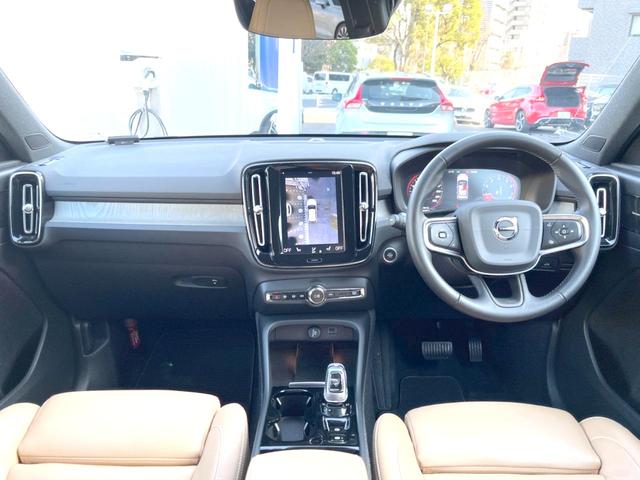 Ｔ４　ＡＷＤ　インスクリプション　認定中古車　茶革シート　ｈａｒｍａｎ／ｋａｒｄｏｎ　３６０°カメラ　衝突被害軽減ブレーキ　アダプティブクルーズコントロール　パイロットアシスト　シートヒーター　純正９インチナビ　禁煙車　レーンキープ(2枚目)