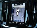 【360°ビューカメラ】4台の高解像度カメラで360度の鳥瞰図を表示。隣の車や壁、死角にある障害物などを画面で確認できるため、狭いスペースでの駐車・出入りも安心です。
