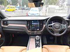 大人気エステートＸＣ６０上級グレードが入庫しました！プラチナグレーの外装に内装アンバーが魅力的な一台です！シートクーラーやシートヒーターなどの快適装備や先進安全機能搭載の魅力的な一台となっています！ 2