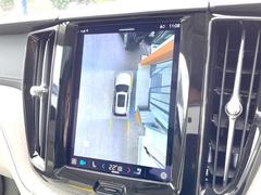 ３６０°ビューカメラ】４台の高解像度カメラで３６０度の鳥瞰図を表示。隣の車や壁、死角にある障害物などを画面で確認できるため、狭いスペースでの駐車・出入りも安心です。 7