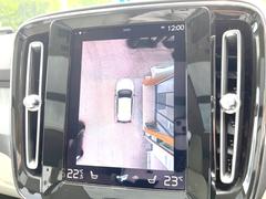 【３６０°ビューカメラ】４台の高解像度カメラで３６０度の鳥瞰図を表示。隣の車や壁、死角にある障害物などを画面で確認できるため、狭いスペースでの駐車・出入りも安心です。 6