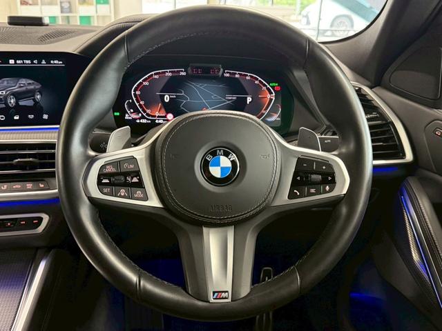 Ｘ６ ｘＤｒｉｖｅ　３５ｄ　Ｍスポーツ　ディーゼルターボ　４ＷＤ　ファストトラックＰＫＧ・Ｍカーボン（ミラーキャップ・リアスポイラー）・カーボンファイバーインテリアトリム・電動パノラマサンルーフ・２２インチダブルスポークスタイリング（26枚目）
