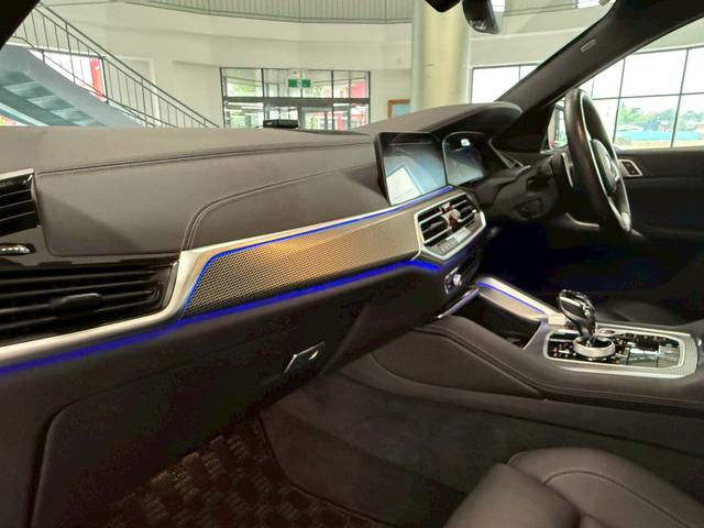 Ｘ６ ｘＤｒｉｖｅ　３５ｄ　Ｍスポーツ　ディーゼルターボ　４ＷＤ　ファストトラックＰＫＧ・Ｍカーボン（ミラーキャップ・リアスポイラー）・カーボンファイバーインテリアトリム・電動パノラマサンルーフ・２２インチダブルスポークスタイリング（55枚目）