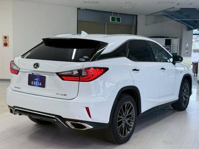 ＲＸ ＲＸ３００　Ｆスポーツ　３眼ＬＥＤヘッドライト・ＨＵＤ・パノラマハーフ・赤革シート＆ベンチレーション・ハンドルヒーター＆シートヒーター・置くだけ充電・サイド＆バックカメラ・ＴＶジャンパー・メーカーＯＰナビ（13枚目）