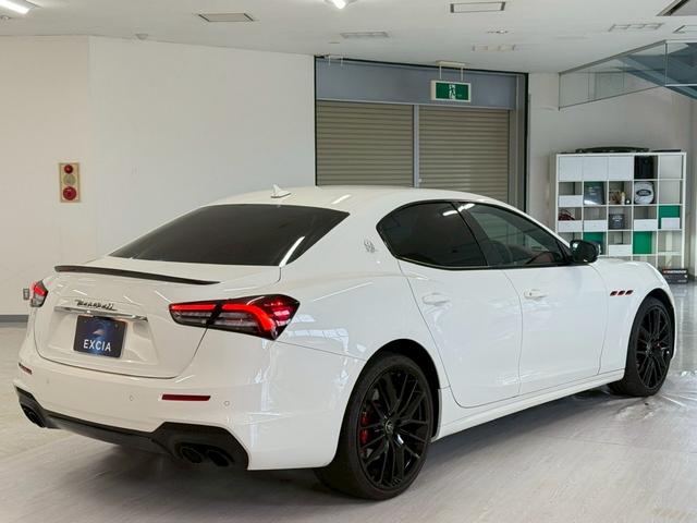 ギブリ ＧＴハイブリッド　ネリッシモＰＫＧ・ツーリングＰＫＧ・サンルーフ・アラウンドビューモニター・ブレーキレッドキャリパー・フロントシートベンチレーション・ハイグロスカーボンインテリアトリム（12枚目）