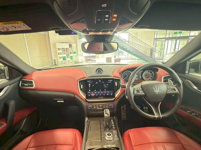 ギブリ ＧＴハイブリッド　ネリッシモＰＫＧ・ツーリングＰＫＧ・サンルーフ・アラウンドビューモニター・ブレーキレッドキャリパー・フロントシートベンチレーション・ハイグロスカーボンインテリアトリム（22枚目）