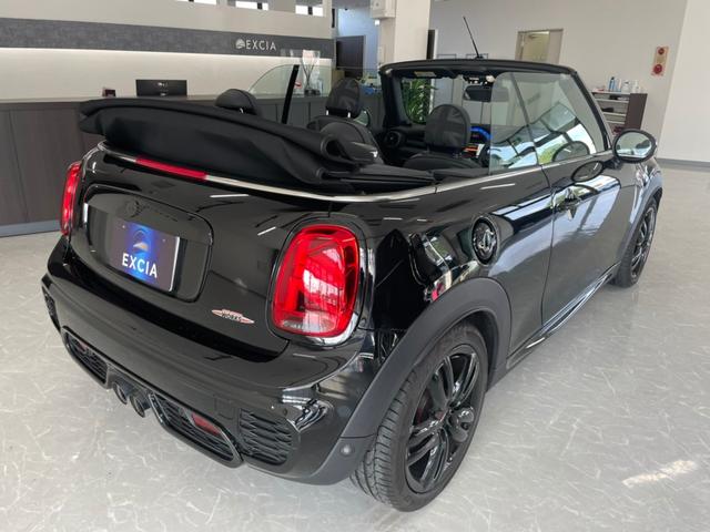 ＭＩＮＩ ジョンクーパーワークス　コンバーチブル　ミッドナイトブラック・１７インチブラックホイールエキサイトメントパッケージ（カーテシライト）　ピアノブラックドアハンドル＆フューエルキャップカバー（9枚目）