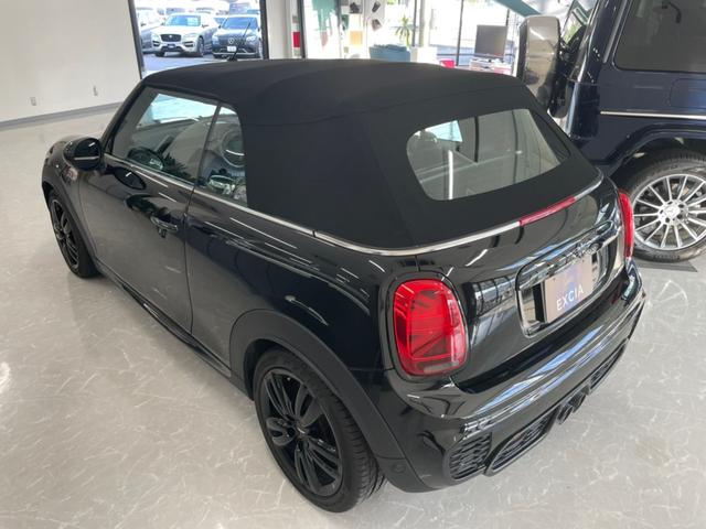ＭＩＮＩ ジョンクーパーワークス　コンバーチブル　ミッドナイトブラック・１７インチブラックホイールエキサイトメントパッケージ（カーテシライト）　ピアノブラックドアハンドル＆フューエルキャップカバー（15枚目）