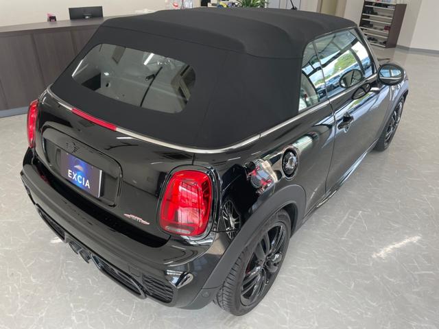 ＭＩＮＩ ジョンクーパーワークス　コンバーチブル　ミッドナイトブラック・１７インチブラックホイールエキサイトメントパッケージ（カーテシライト）　ピアノブラックドアハンドル＆フューエルキャップカバー（16枚目）