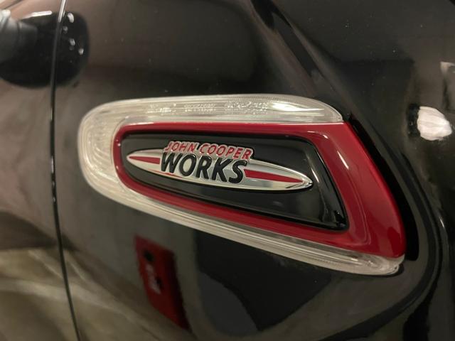ＭＩＮＩ ジョンクーパーワークス　コンバーチブル　ミッドナイトブラック・１７インチブラックホイールエキサイトメントパッケージ（カーテシライト）　ピアノブラックドアハンドル＆フューエルキャップカバー（18枚目）