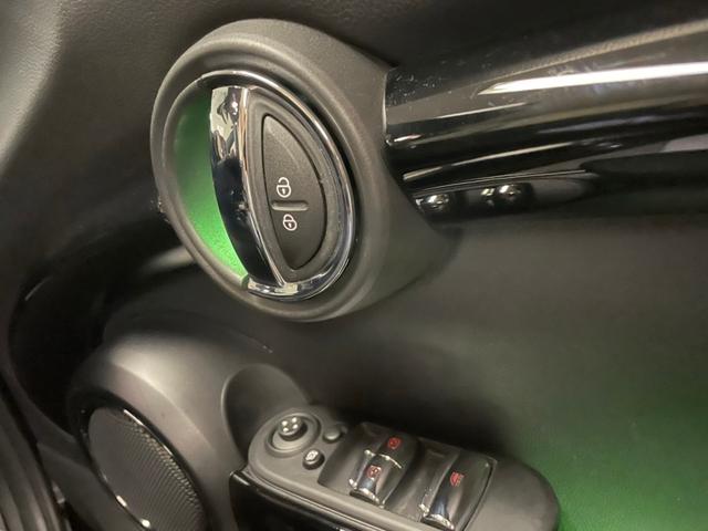 ＭＩＮＩ ジョンクーパーワークス　コンバーチブル　ミッドナイトブラック・１７インチブラックホイールエキサイトメントパッケージ（カーテシライト）　ピアノブラックドアハンドル＆フューエルキャップカバー（24枚目）