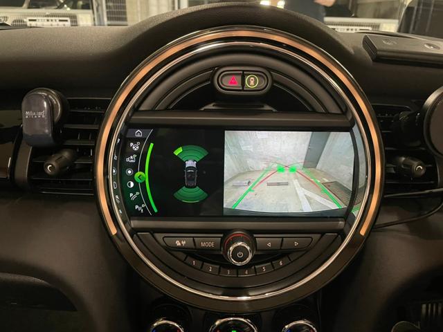 ＭＩＮＩ ジョンクーパーワークス　コンバーチブル　ミッドナイトブラック・１７インチブラックホイールエキサイトメントパッケージ（カーテシライト）　ピアノブラックドアハンドル＆フューエルキャップカバー（27枚目）