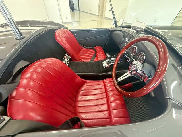 *その他 コブラ４２７ＳＣ　Ｖ８　・右ハンドル・８連メーター・ワーク製１５インチグッカーズオールペイント（28枚目）