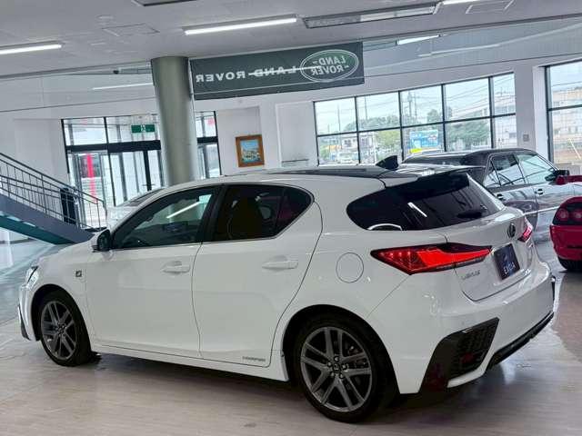 ＣＴ ＣＴ２００ｈ　Ｆスポーツ　ステアリングヒーター・ＴＶキャンセラー・ファブリックシート・シートヒーター・２１５／４５Ｒ１７・ブラックルーフ・アクセサリーコンセント・カードキー（9枚目）