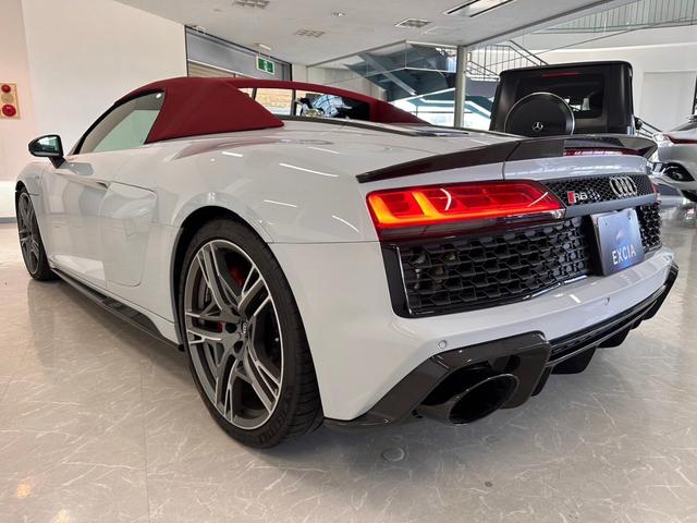 Ｒ８ Ｖ１０クーペパフォマンス５．２ＦＳＩクワトロ　４ＷＤ　バング＆オルフセンオーディオ・ファインナッパレザースポーツシートリアビューカメラ・・セラミックブレーキグロスレッド・アウディパーキングシステム（9枚目）