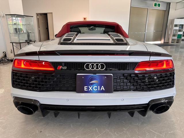 Ｒ８ Ｖ１０クーペパフォマンス５．２ＦＳＩクワトロ　４ＷＤ　バング＆オルフセンオーディオ・ファインナッパレザースポーツシートリアビューカメラ・・セラミックブレーキグロスレッド・アウディパーキングシステム（10枚目）