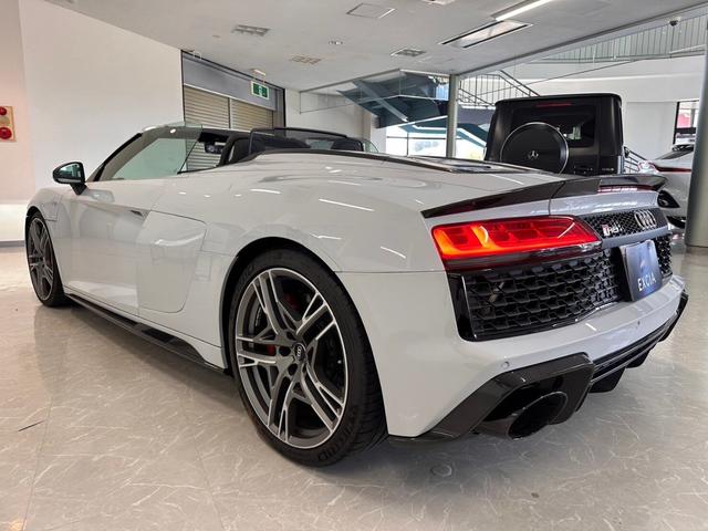 Ｒ８ Ｖ１０クーペパフォマンス５．２ＦＳＩクワトロ　４ＷＤ　バング＆オルフセンオーディオ・ファインナッパレザースポーツシートリアビューカメラ・・セラミックブレーキグロスレッド・アウディパーキングシステム（14枚目）
