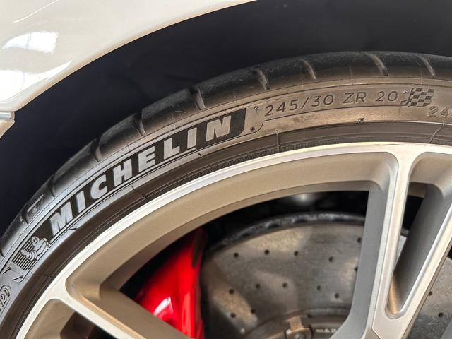 Ｒ８ Ｖ１０クーペパフォマンス５．２ＦＳＩクワトロ　４ＷＤ　バング＆オルフセンオーディオ・ファインナッパレザースポーツシートリアビューカメラ・・セラミックブレーキグロスレッド・アウディパーキングシステム（27枚目）